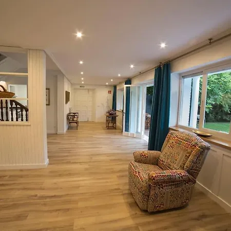 Amplia Casa Con Jardin, Terraza Y Parking Privado *
