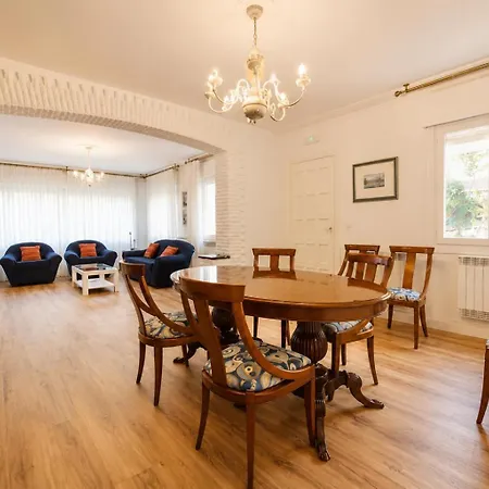 Amplia Casa Con Jardín, Terraza Y Parking Privado